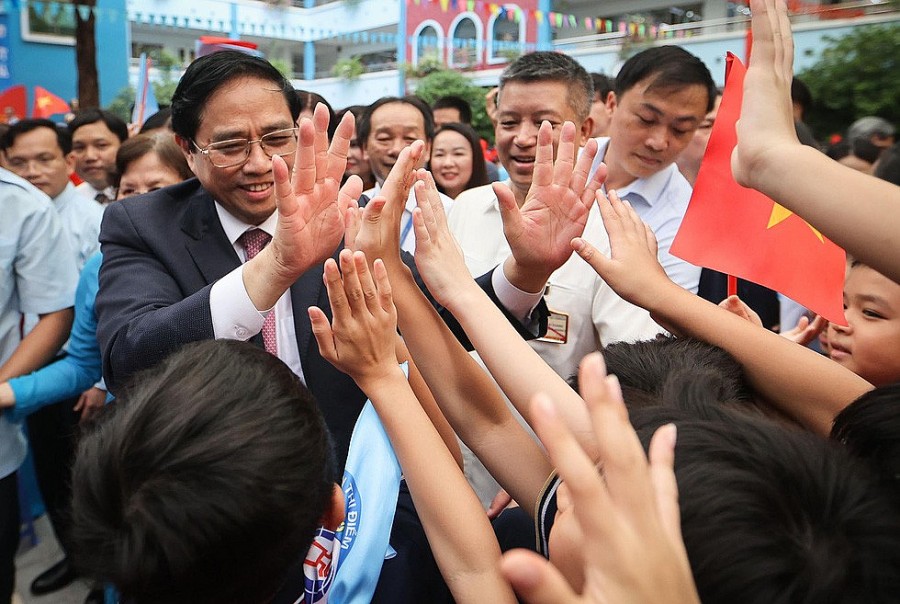 Thủ tướng Phạm Minh Chính trò chuyện và bắt tay với các em học sinh tại trường tiểu học Đoàn Thị Điểm (Hà Nội)