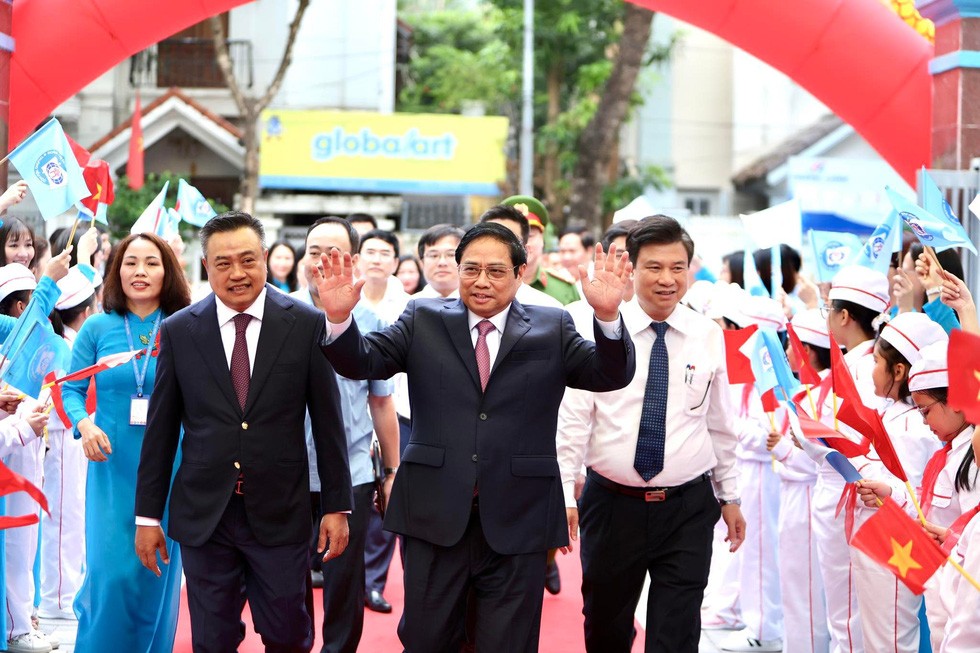 Thủ tướng Phạm Minh Chính đến tham dự lễ khai giảng tại Trường tiểu học Đoàn Thị Điểm (Hà Nội) -