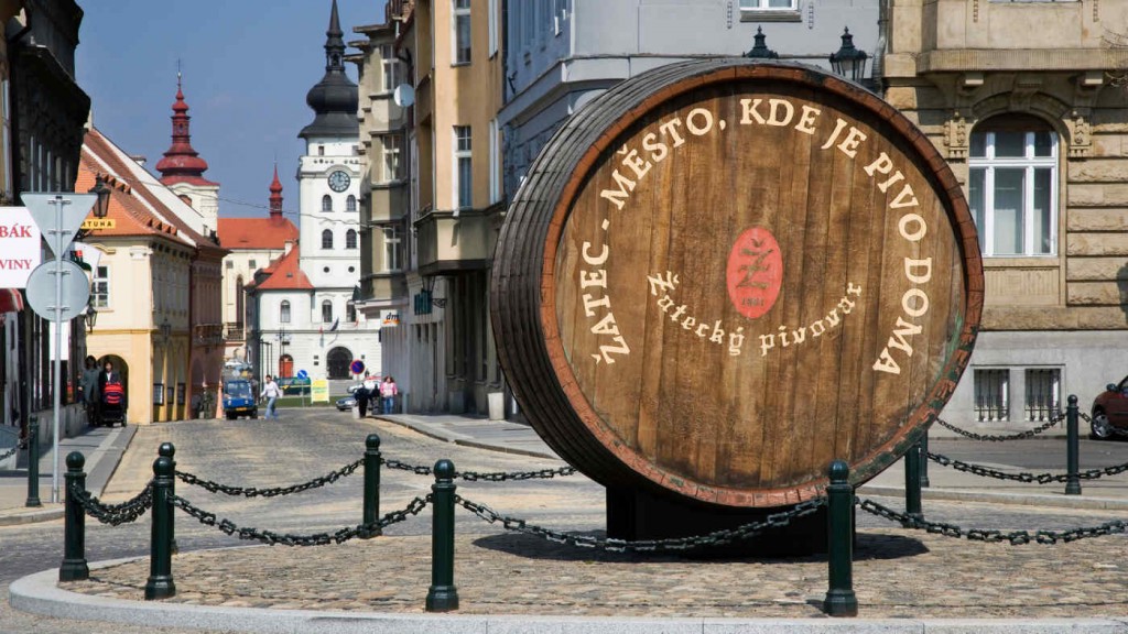 Thùng bia khổng lồ trưng bày tại trung tâm thị trấn Zatec, nơi khởi nguồn của hoa bia Saaz  (Ảnh: Financial Times)