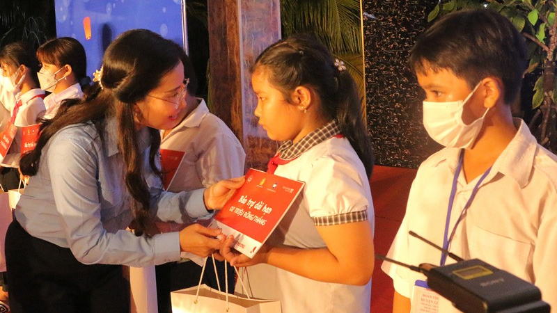 Bí thư Trung ương Đoàn, Chủ tịch Hội đồng Đội Trung ương Nguyễn Phạm Duy Trang trao tặng quà cho thiếu nhi tại chương trình