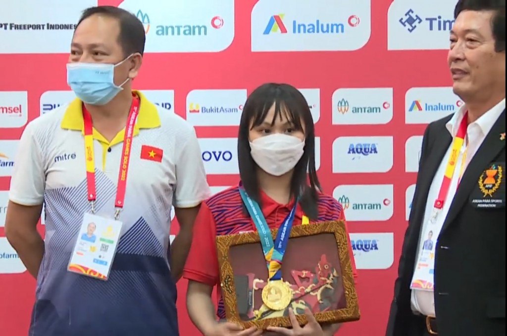 Nguyễn Thị Hồng được trao huy chương vàng