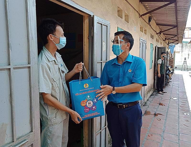 Công đoàn Hà Nội tặng tặng túi An sinh Công đoàn cho công nhân ở khu nhà trọ tại xã Võng La, huyện Đông Anh, Hà Nội