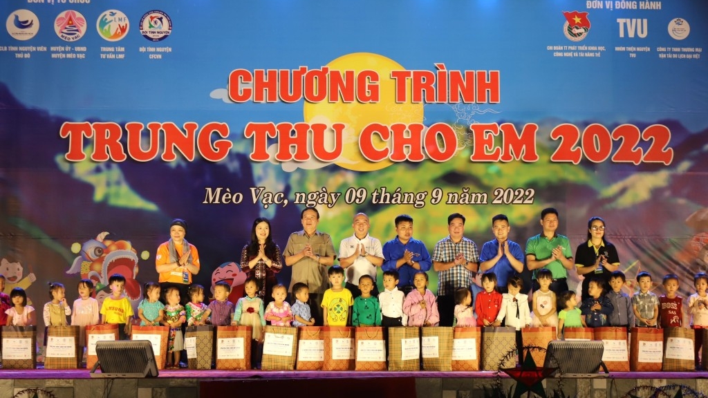 Trung thu: “Trao yêu thương - nhận nụ cười” nơi địa đầu Tổ quốc