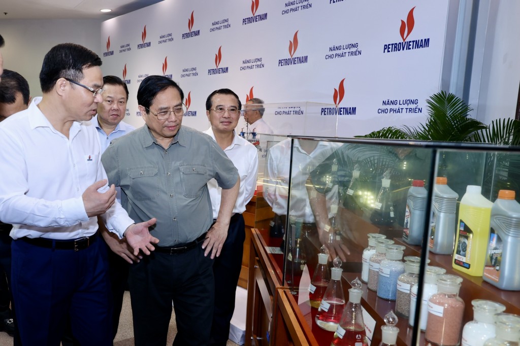 Thủ tướng Phạm Minh Chính nghe giới thiệu về các sản phẩm của Petrovietnam. Ảnh VGP/Nhật Bắc Thủ tướng Phạm Minh Chính nghe giới thiệu về các sản phẩm của Petrovietnam. Ảnh VGP/Nhật Bắc