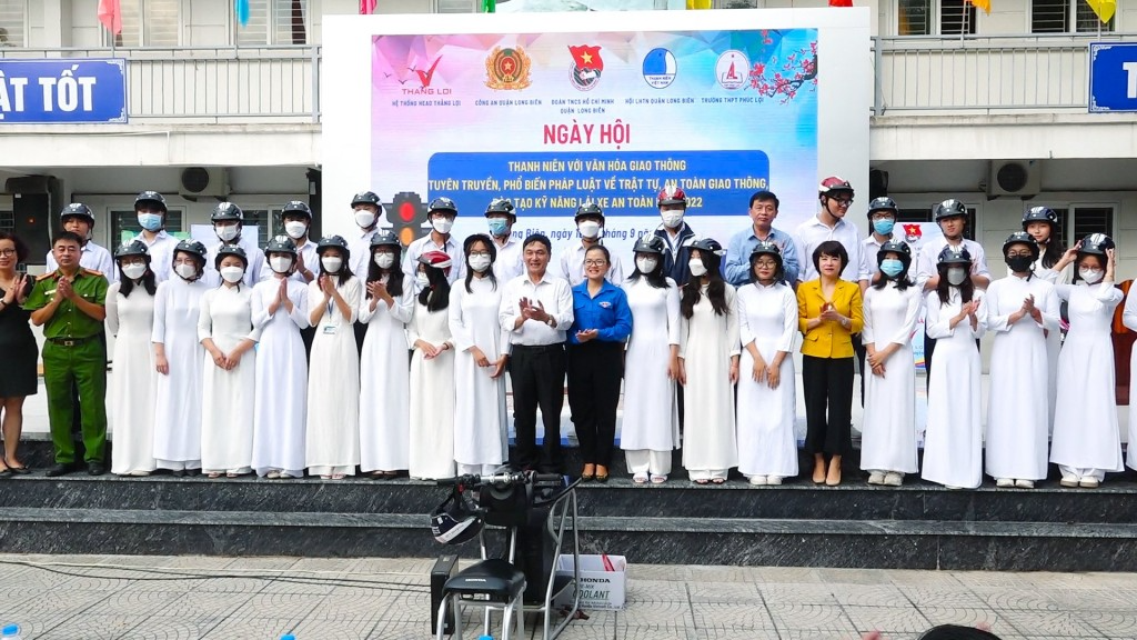 Ban tổ chức trao tặng mũ bảo hiểm đến học sinh tiêu biểu
