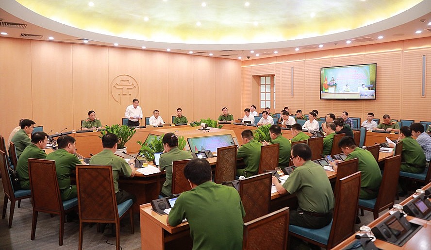 Chủ tịch UBND thành phố Hà Nội Trần Sỹ Thanh cùng lãnh đạo các đơn vị tham dự hội nghị tại điểm cầu Hà Nội
