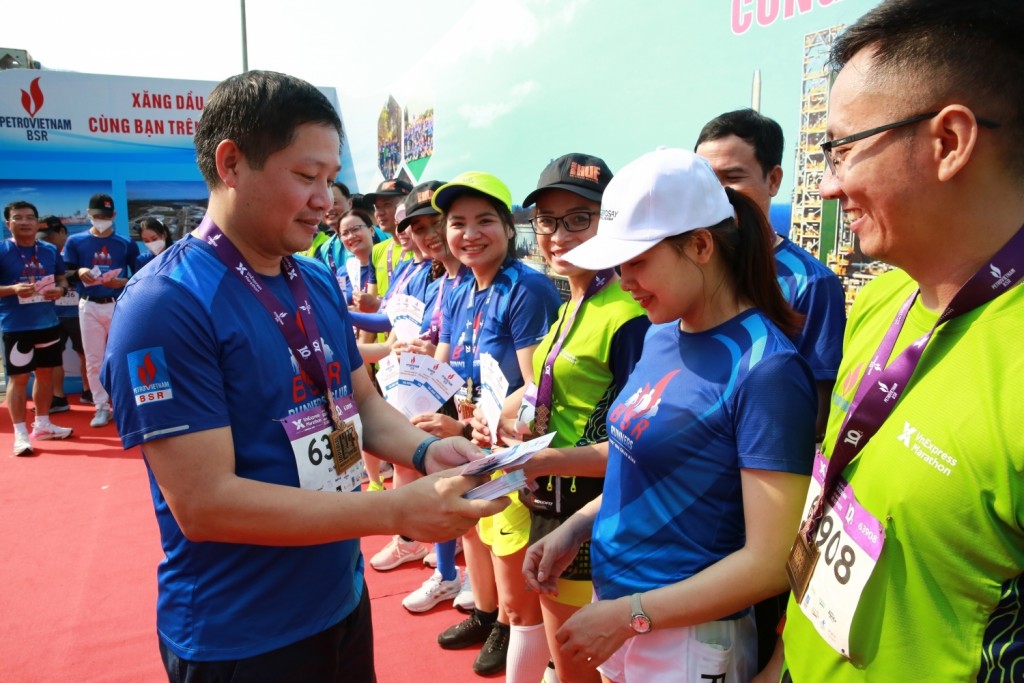 Ông Bùi Ngọc Dương – Tổng giám đốc BSR trao quà cho người lao động BSR khi tham gia giải chạy marathon.