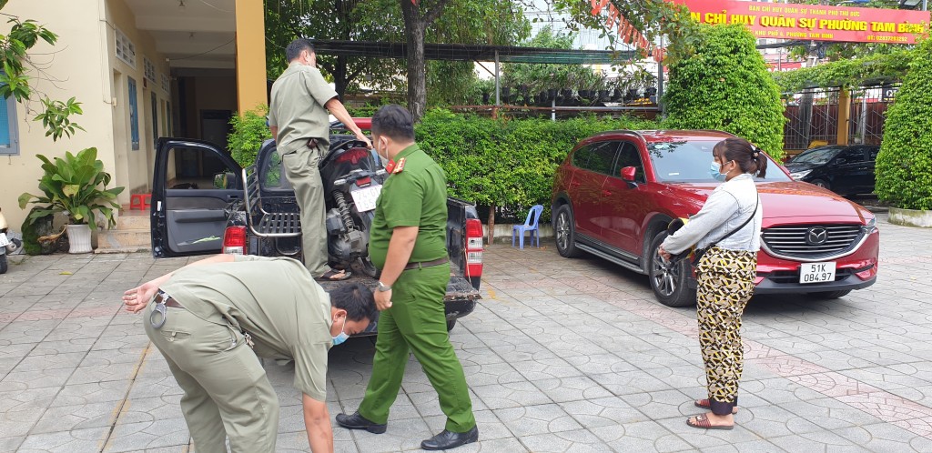 xe tang vật và người mua phải xe gian đang chuẩn bị được bàn giao về cho CA phường Bình Chiểu, nơi xảy ra vụ việc