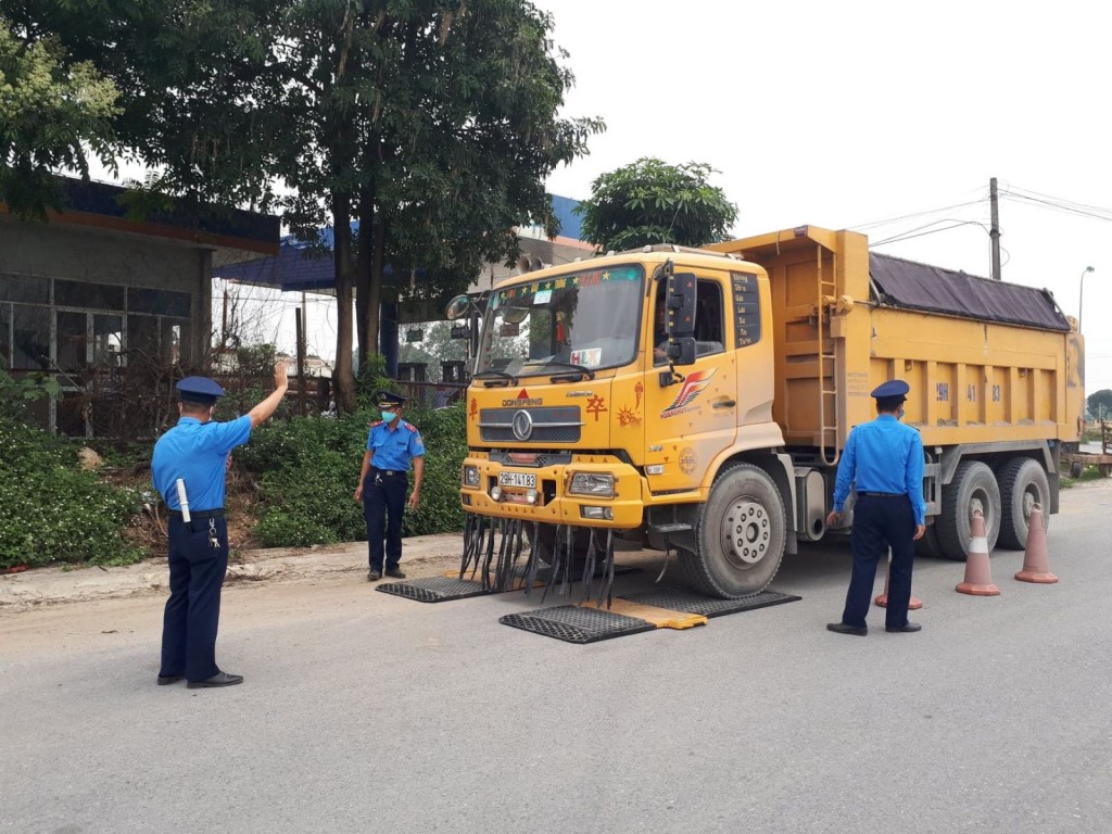 Phải có biện pháp mạnh đối với xe quá tải lưu thông trên đường gom cao tốc