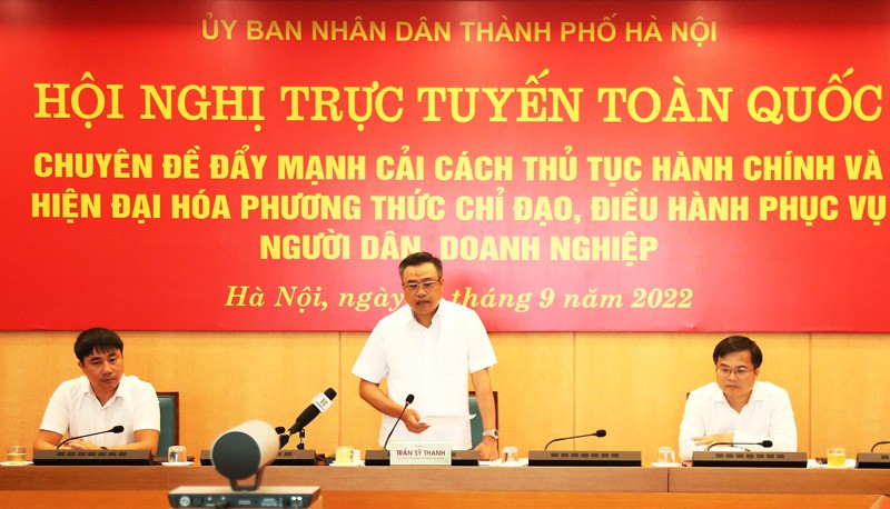 Chủ tịch UBND thành phố Hà Nội Trần Sỹ Thanh tham luận tại hội nghị.