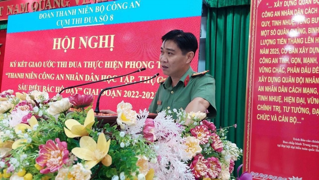 Thượng tá Đặng Chí Trung Hiếu-Trưởng phòng Công tác đảng và công tác chính trị, Công an tỉnh Long An chỉ đạo tại hội nghị