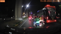 xe o to dan logo sao viet ngang nhien di lui trong ham duong bo