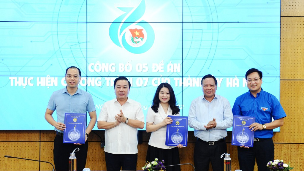 Phó Bí thư Thành ủy Hà Nội Nguyễn Văn Phong và Phó Chủ tịch UBND thành phố Hà Nội trao quyết định 5 đề án cho