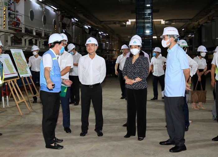 Phó Bí thư Thường trực Thành ủy Nguyễn Thị Tuyến nghe báo cáo về tiến độ thi công ga ngầm S9