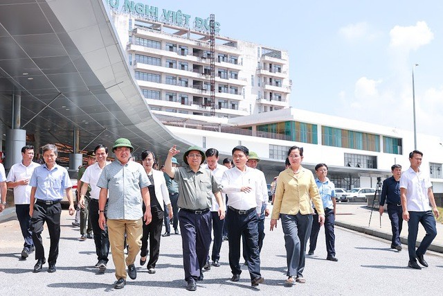 Thủ tướng Chính phủ Phạm Minh Chính và đoàn công tác tới khảo sát hiện trường, kiểm tra, đôn đốc công tác xây dựng 3 bệnh viện lớn trên địa bàn tỉnh Hà Nam - Ảnh: VGP/Nhật Bắc