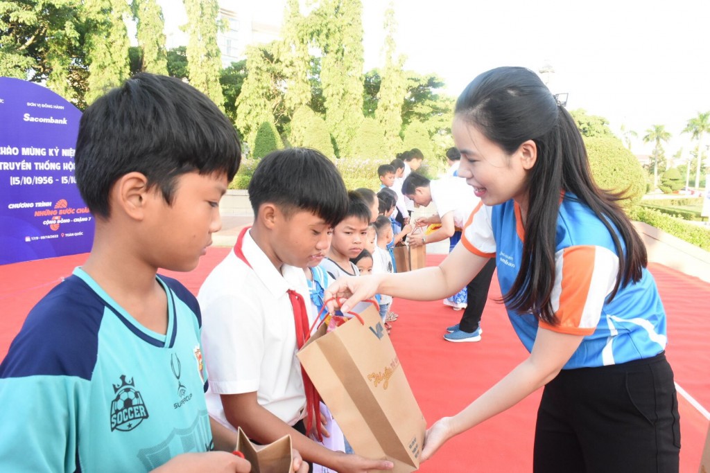 Chị Nguyễn Ny Hương, Bí thư Tỉnh đoàn Hà Tĩnh trao quà tới các em nhỏ