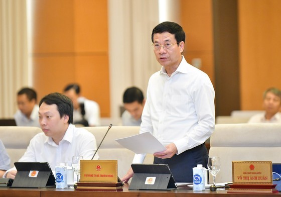 Bộ trưởng Bộ Thông tin và Truyền thông Nguyễn Mạnh Hùng trình bày tờ trình