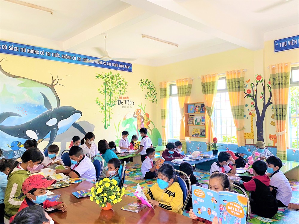 Các em học sinh Trường TH &amp;amp; THCS Ea Trol (huyện Sông Hinh, tỉnh Phú Yên) khám phá những đầu sách mới