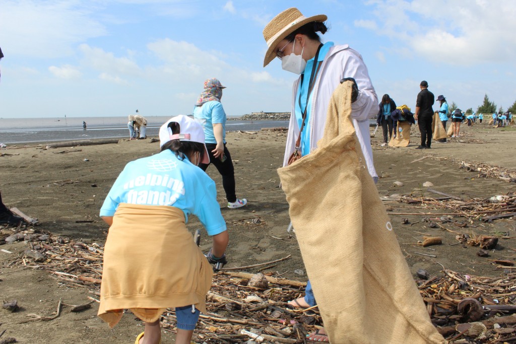 Chung tay cùng cộng đồng làm sạch bãi biển, bảo vệ môi trường