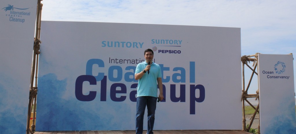 Ông Đỗ Thái Vương - Phó Tổng Giám đốc phụ trách Đối ngoại và Truyền thông của Suntory PepsiCo Việt Nam phát biểu và tham gia dọn sạch bãi biển tại sự kiện