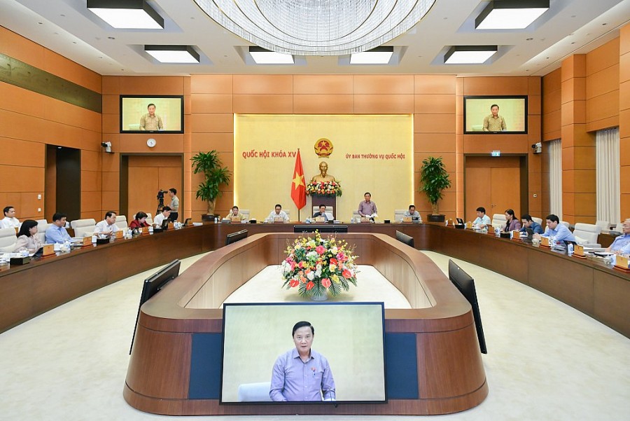 Phó Chủ tịch Quốc hội Nguyễn Khắc Định điều hành nội dung phiên họp