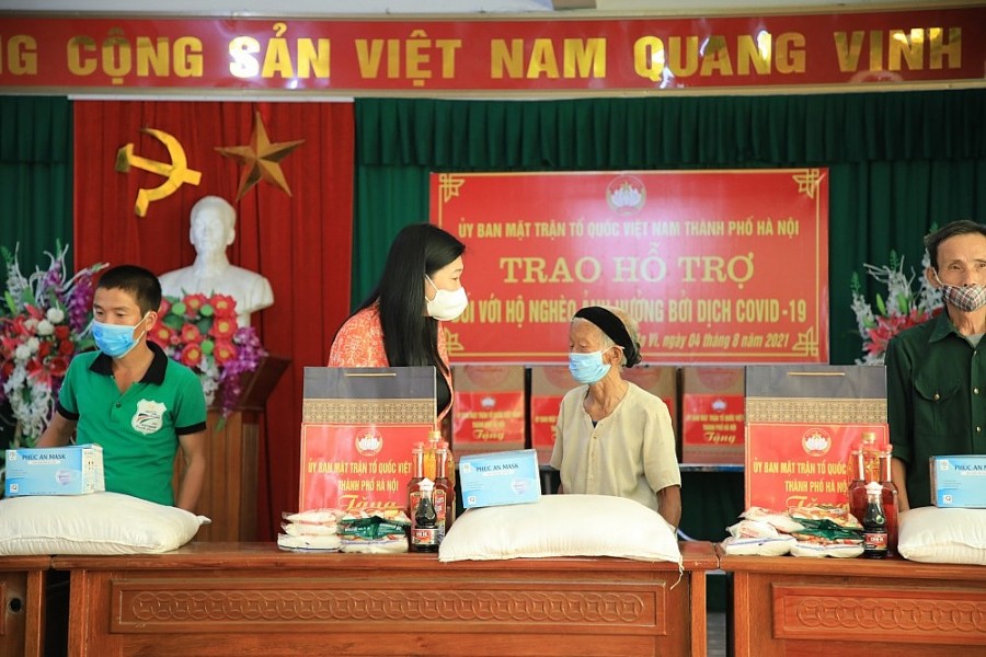 Chủ tịch Ủy ban Mặt trận Tổ quốc Thành phố Nguyễn Lan Hương trao hỗ trợ tới hộ nghèo là đồng bào dân tộc thiểu số xã Yên Bài (huyện Ba Vì)