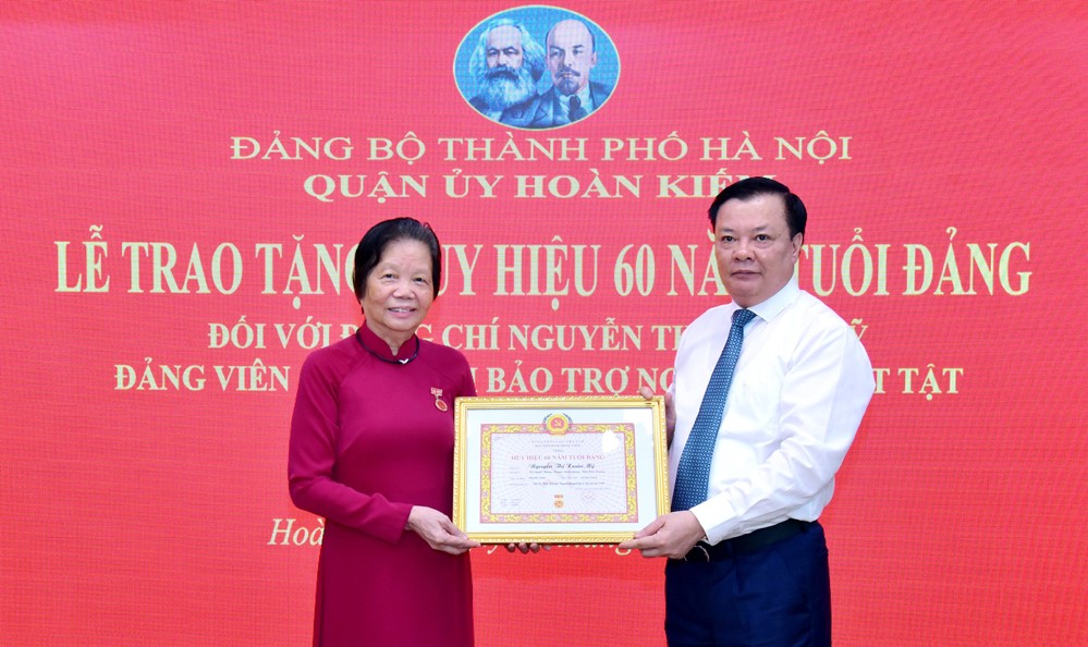 Trao tặng Huy hiệu 60 năm tuổi Đảng cho đồng chí Nguyễn Thị Xuân Mỹ