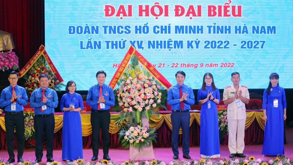 Bí thư Trung ương Đoàn Nguyễn Ngọc Lương tặng hoa chúc mừng Đại hội