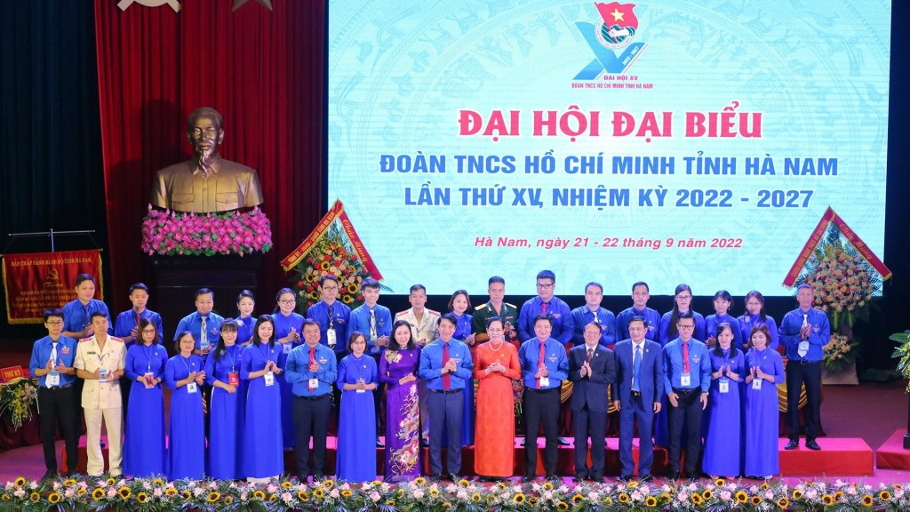 Lãnh đạo Tỉnh ủy Hà Nam và Trung ương Đoàn chúc mừng Ban Chấp hành Tỉnh Đoàn Hà Nam khóa XV.  Ảnh: Trọng Tài