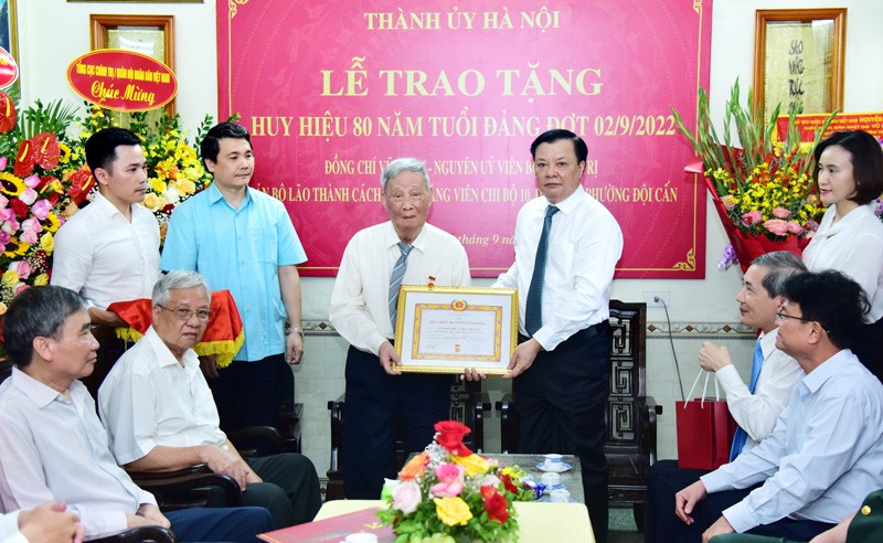 Bí thư Thành ủy Hà Nội Đinh Tiến Dũng trao tặng Huy hiệu 80 năm tuổi Đảng cho đồng chí Vũ Oanh, đảng viên Chi bộ 10, Đảng bộ phường Đội Cấn (quận Ba Đình).