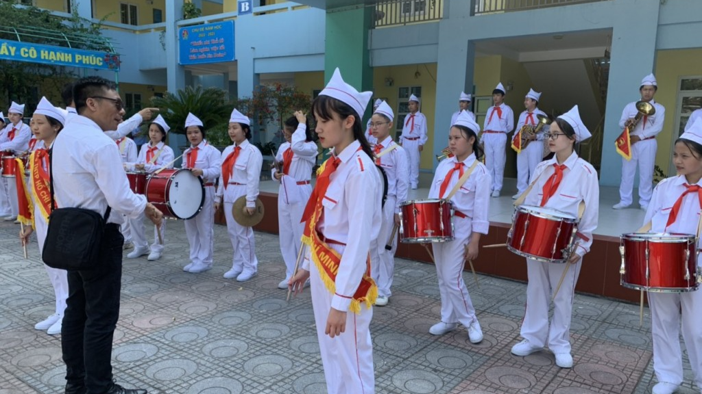 Đội nghi lễ trường THCS Ái Mộ tập luyện chào mừng Đại hội Đoàn Thanh niên thành phố Hà Nội