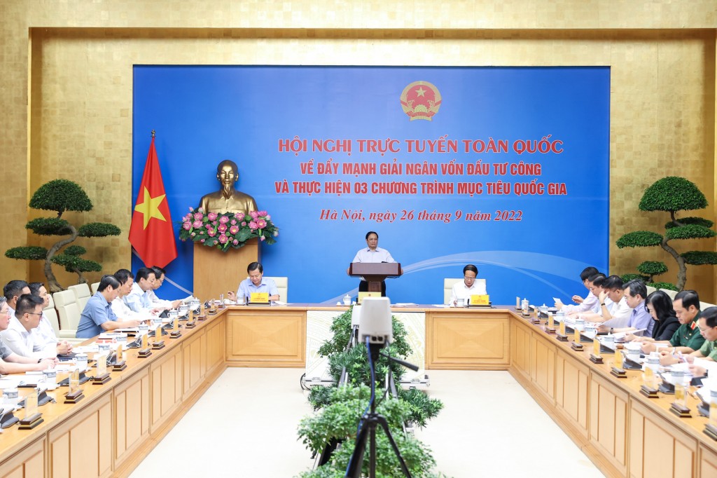 Thủ tướng Phạm Minh Chính chủ trì Hội nghị trực tuyến toàn quốc về đẩy mạnh giải ngân vốn đầu tư công và thực hiện 3 Chương trình mục tiêu quốc gia - Ảnh: VGP/Nhật Bắc