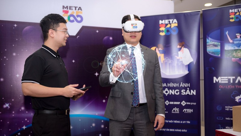 Phó Bí thư Thành đoàn, Chủ tịch Hội Sinh viên thành phố Hà Nội Trần Quang Hưng trải nghiệm công nghệ thực tế ảo
