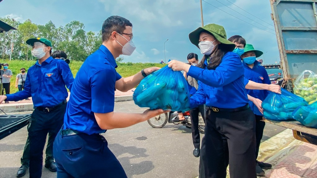 Bí thư Thành đoàn Hà Nội Chu Hồng Minh tham gia vận chuyển thực phẩm hỗ trợ người dân khó khăn do dịch bệnh