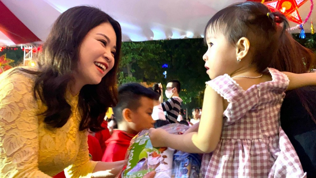 Bí thư Thành đoàn Hà Nội Chu Hồng Minh tặng quà trẻ em