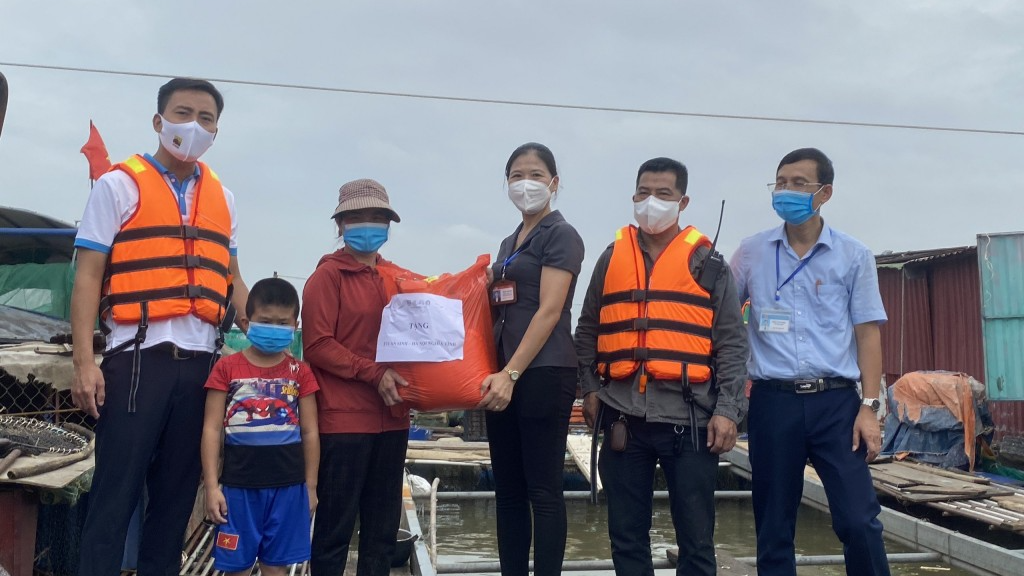 Phó Bí thư Thường trực Thành đoàn Hà Nội tặng quà người dân làng chài ven sông Hồng