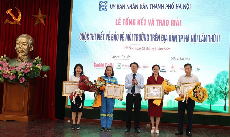 Phó Chủ tịch UBND TP Hà Nội Nguyễn Trọng Đông trao tặng Bằng khen của UBND TP cho tập thể và cá nhân có thành tích xuất sắc trong cuộc thi