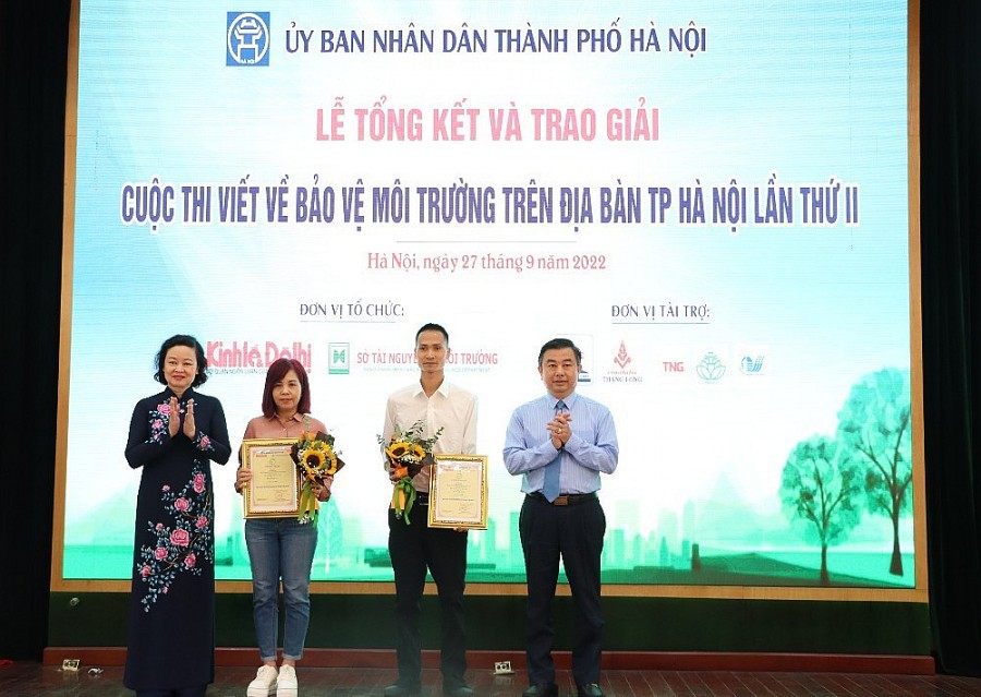 Sáng 27/9, tại Hà Nội, Báo Kinh tế và Đô thị phối hợp với Sở TN&amp;amp;MT TP Hà Nội tổ chức Lễ trao giải Cuộc thi viết về “Bảo vệ Môi trường trên địa bàn thành phố Hà Nội lần thứ II”, năm 2021 - 2022 cho 16 tác giả, nhóm tác giả có tác phẩm đoạt giải