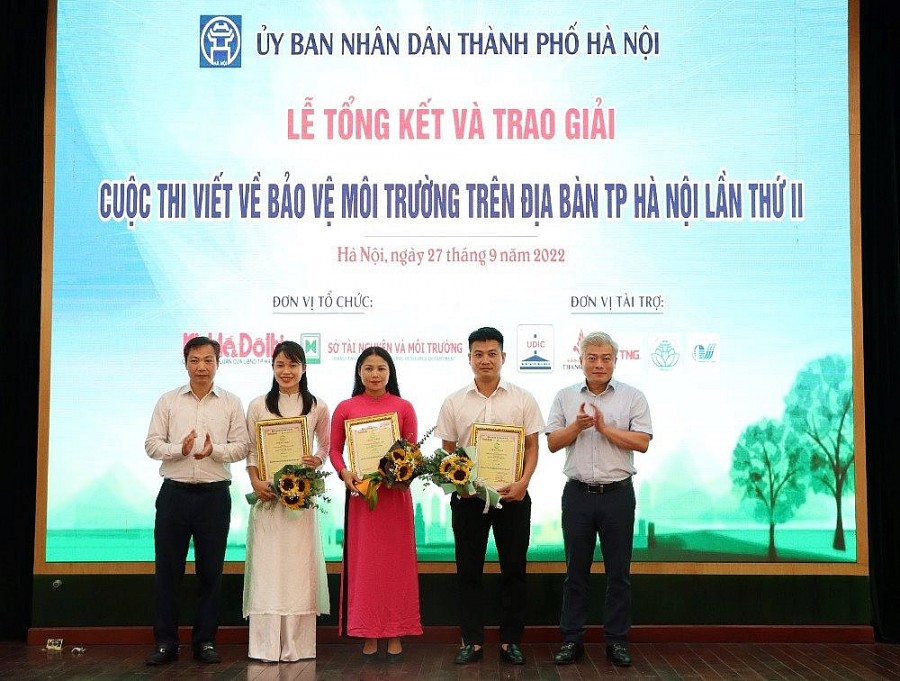 Ông Mai Trọng Thái - Phó Giám đốc Sở TN&amp;amp;MT Hà Nội và ông Nguyễn Anh Đức - Phó Tổng biên tập Báo Kinh tế và Đô thị trao thưởng cho các tác giả đạt giải Ba