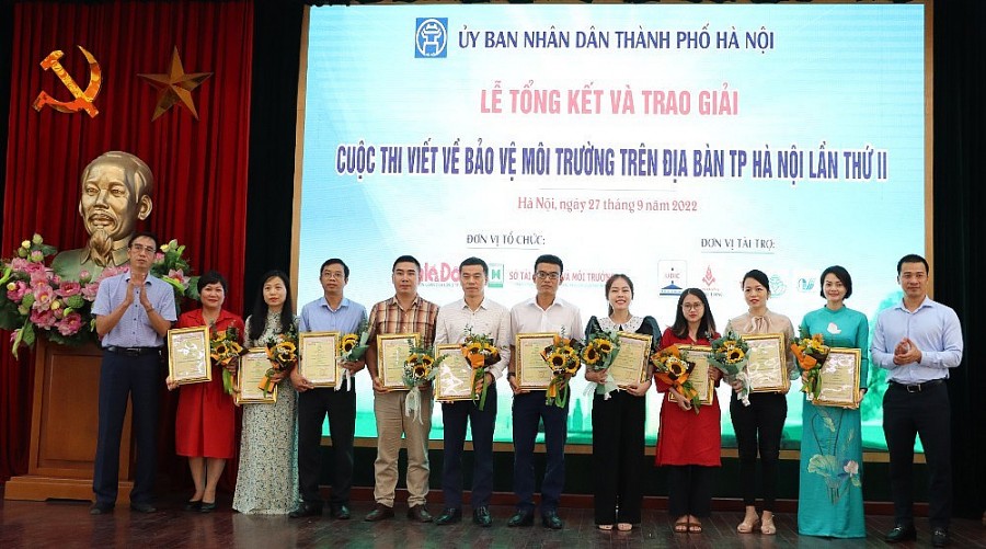 Ông Phạm Văn Đức – Phó Tổng Giám đốc Công ty TNHH MTV Môi trường đô thị Hà Nội (URENCO) và ông Vũ Minh Lý - Phó Giám đốc Trung tâm truyền thông (Bộ TN&amp;amp;MT) trao giải khuyến khích cho các tác giả