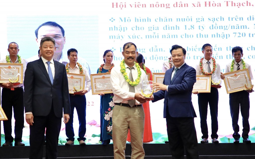 Bí thư Thành ủy Hà Nội Đinh Tiến Dũng và các đồng chí lãnh đạo thành phố Hà Nội trao cúp và bằng khen của UBND thành phố Hà Nội cho các nông dân tiêu biểu