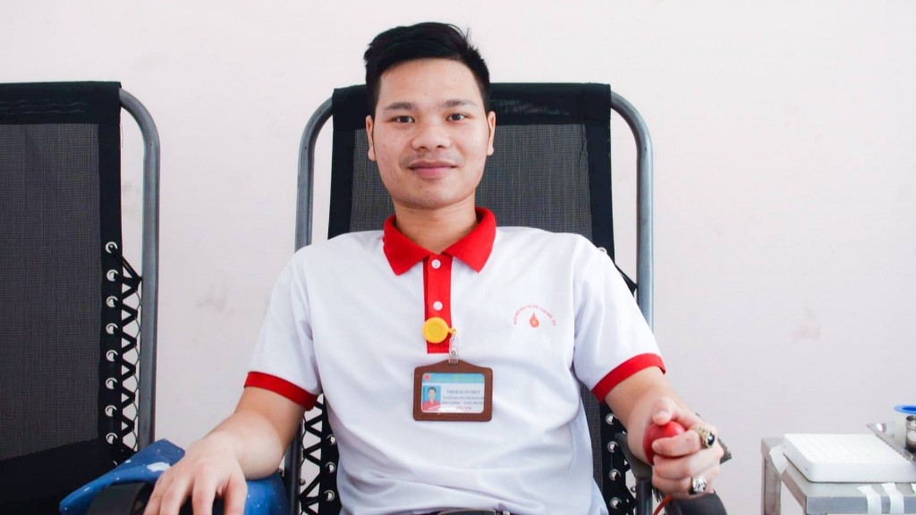 Anh Trịnh Xuân Thủy tham gia hiến máu