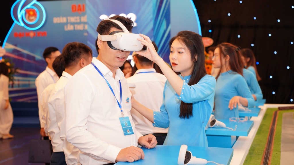 Đại biểu dự Đại hội trải nghiệm công nghệ thực tế ảo