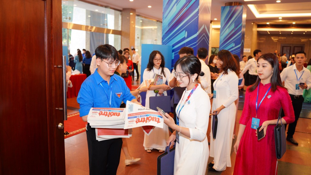 Báo Tuổi trẻ Thủ đô tặng báo cho các đại biểu dự đại hội
