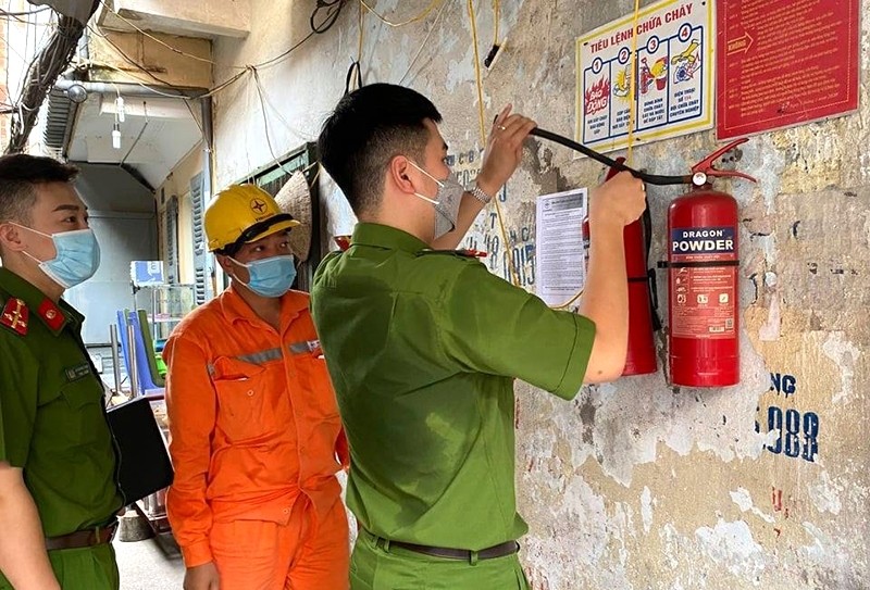 Công an quận Hoàn Kiếm phối hợp với UBND, Công an phường Chương Dương, Công ty điện lực Hoàn Kiếm tổ chức kiểm tra công tác phòng cháy tại khu nhà gỗ