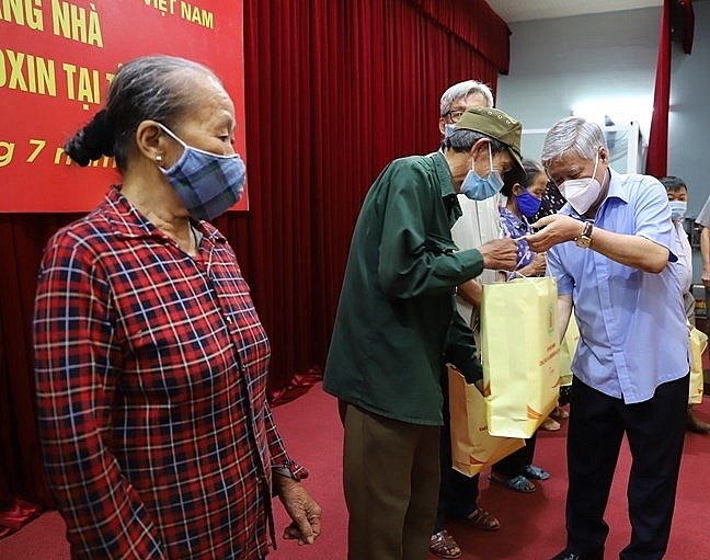 Chủ tịch Uỷ ban Trung ương MTTQ Việt Nam Đỗ Văn Chiến trao quà tặng nạn nhân chất độc da cam/dioxin tỉnh Thái Bình