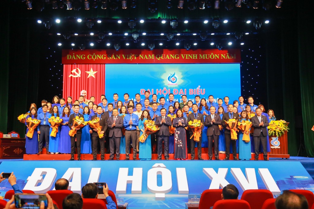 Các đồng chí lãnh đạo tặng hoa chúc mừng Ban Chấp hành Thành đoàn Hà Nội khoá mới