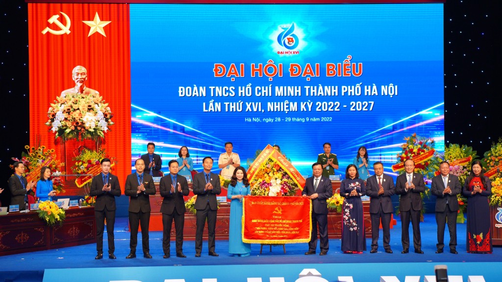 Lãnh đạo thành phố Hà Nội tặng bức trướng chúc mừng Đại hội