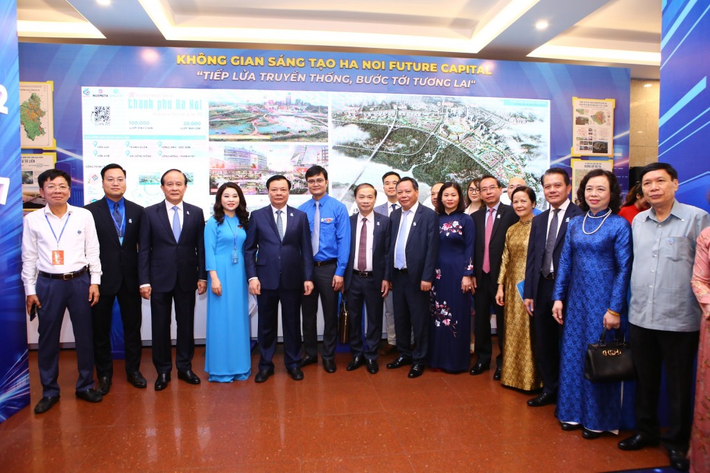 Các đồng chí lãnh đạo Trung ương Đoàn, lãnh đạo thành phố Hà Nội chụp ảnh lưu niệm tại Đại hội