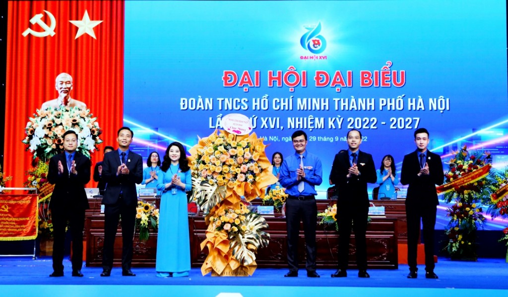 Đồng chí Bùi Quang Huy, Ủy viên Dự khuyết Trung ương Đảng, Bí thư Thứ nhất Trung ương Đoàn tặng hoa chúc mừng Đại hội